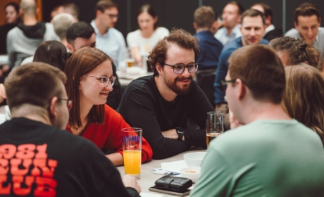 Osmý VŠE Alumni Pub Quiz opět spojil absolventy u vědomostního klání!